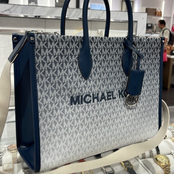 MICHAEL KORS Mirella Medium Ombré Logo EW Tote Shoulder Bag
Navy 
NWT - Picture 1 of 16